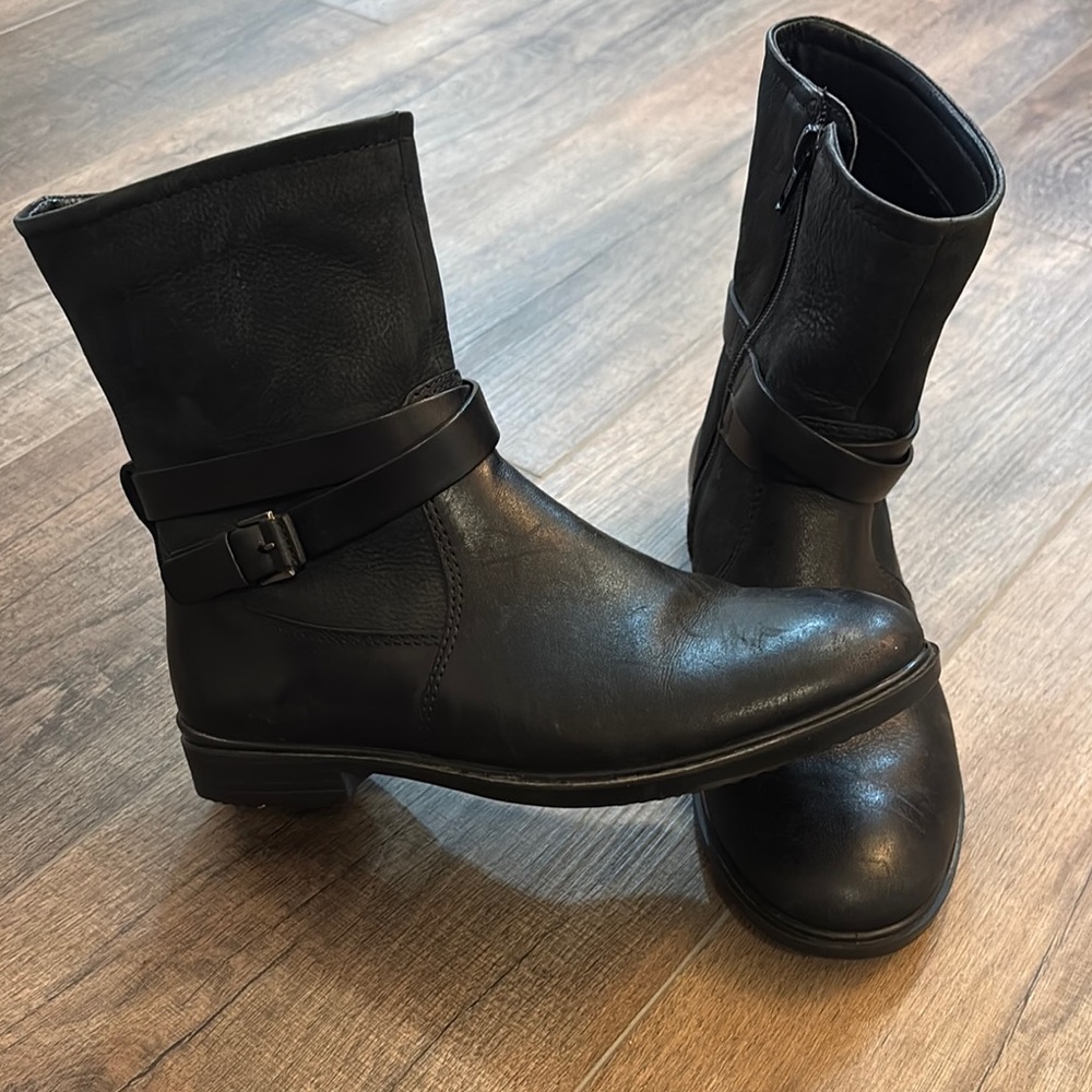 Ecco Women’s Black‎ Leather Moto Boots Size 4-4.5 35 with Buckle Detail Mid Calf